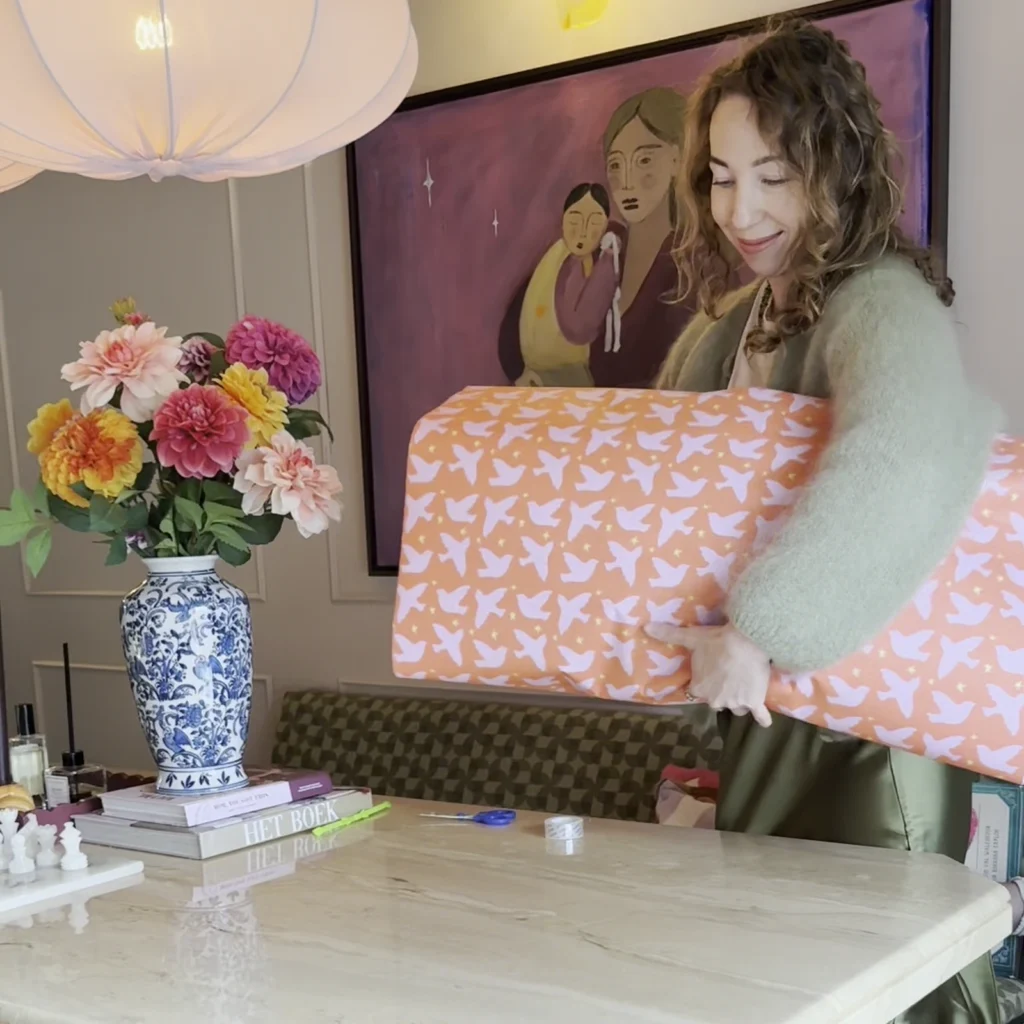 Wies Beijen pakt een groot pakket uit voor de Marktplaats-campagne