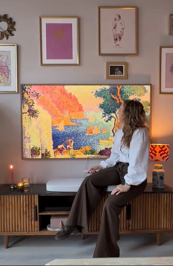 Wies Beijen bekijkt Samsung The Frame als onderdeel van een gallery wall in haar interieur